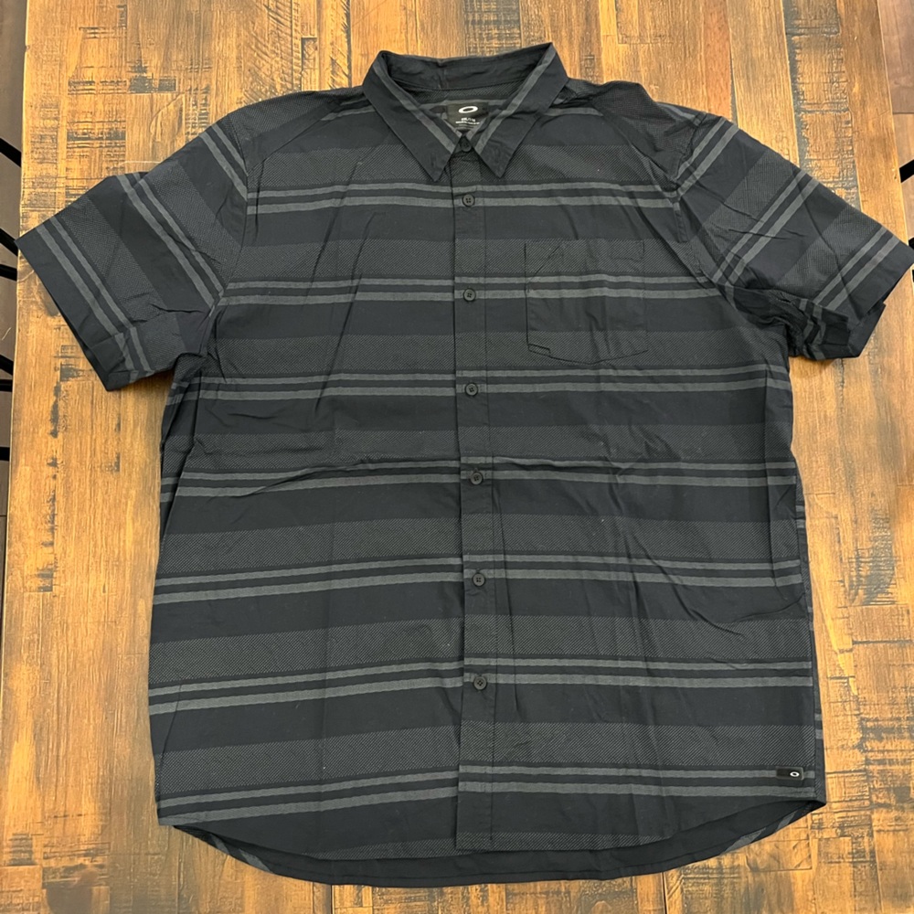 NWOT Men’s Black XXL Oakley Button Down Short Sleeve Shirt